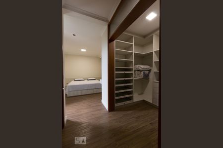 Casa de condomínio à venda com 300m², 4 quartos e 6 vagas Casa de condomínio à venda com 300m², 4 quartos e 6 vagasQuarto 4