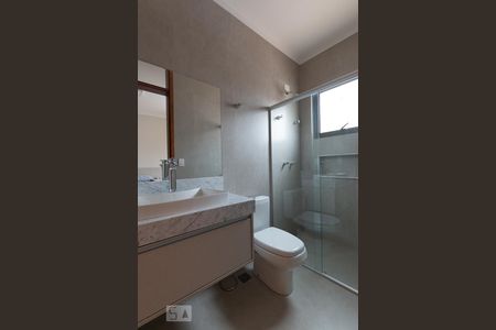 Casa de condomínio à venda com 300m², 4 quartos e 6 vagas Casa de condomínio à venda com 300m², 4 quartos e 6 vagasBanheiro do Quarto 3