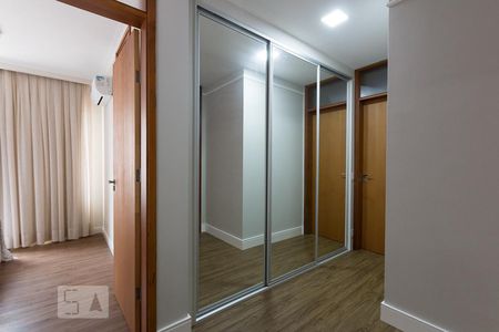 Casa de condomínio à venda com 300m², 4 quartos e 6 vagas Casa de condomínio à venda com 300m², 4 quartos e 6 vagasQuarto 3