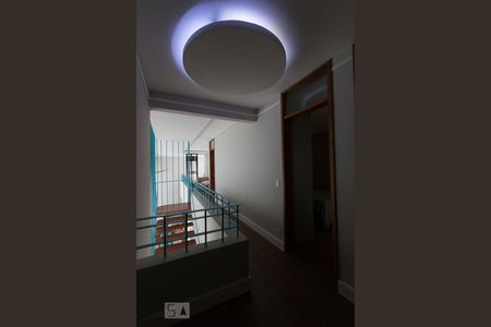 Casa de condomínio à venda com 300m², 4 quartos e 6 vagas Casa de condomínio à venda com 300m², 4 quartos e 6 vagasCorredor