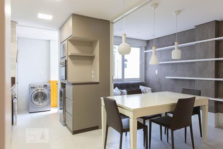 Cozinha sem deslocamento da mesa de apartamento para alugar com 2 quartos, 70m² em Auxiliadora, Porto Alegre