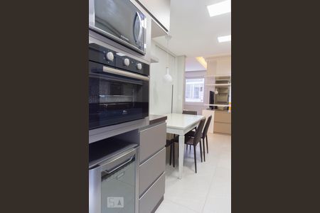 Cozinha com deslocamento da mesa de apartamento para alugar com 2 quartos, 70m² em Auxiliadora, Porto Alegre