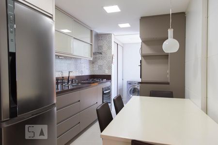 Cozinha com deslocamento da mesa de apartamento para alugar com 2 quartos, 70m² em Auxiliadora, Porto Alegre