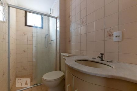 Banheiro de apartamento à venda com 1 quarto, 57m² em Cambuí, Campinas