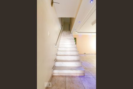Escadas  de casa para alugar com 3 quartos, 330m² em Vila Carrão, São Paulo