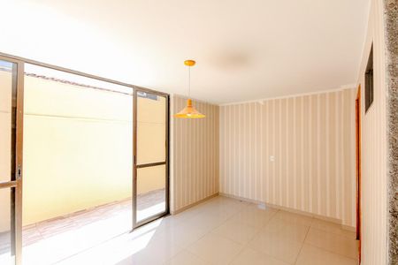 Sala 2 de casa de condomínio para alugar com 4 quartos, 210m² em Parque Anhanguera, Goiânia