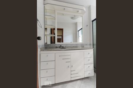 Banheiro de apartamento para alugar com 1 quarto, 52m² em Tijuca, Rio de Janeiro