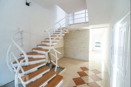 Escada de casa para alugar com 4 quartos, 300m² em Vila Regente Feijó, São Paulo