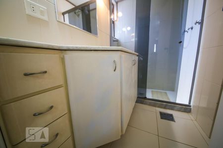 Banheiro da suíte de apartamento para alugar com 1 quarto, 60m² em Icaraí, Niterói