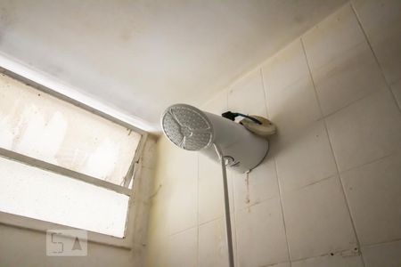 Banheiro social detalhe de apartamento para alugar com 2 quartos, 68m² em Pinheiros, São Paulo