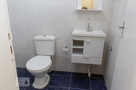 Banheiro de casa para alugar com 2 quartos, 60m² em Vila Firmiano Pinto, São Paulo