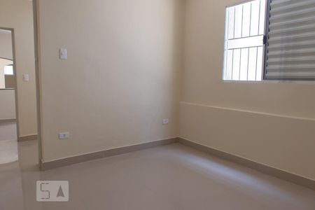 Quarto 2 de casa para alugar com 2 quartos, 60m² em Vila Firmiano Pinto, São Paulo