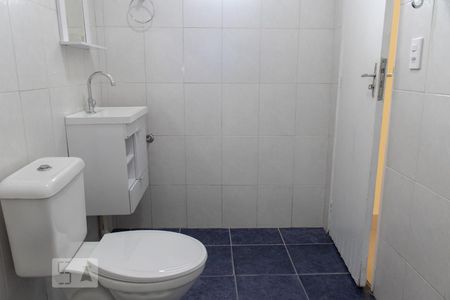 Banheiro de casa para alugar com 2 quartos, 60m² em Vila Firmiano Pinto, São Paulo