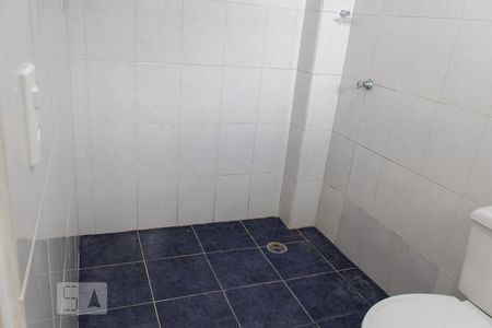 Banheiro de casa para alugar com 2 quartos, 60m² em Vila Firmiano Pinto, São Paulo