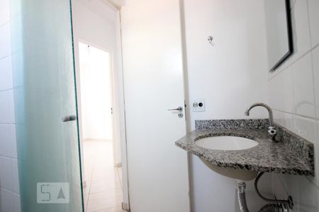 Banheiro de apartamento para alugar com 2 quartos, 50m² em Carandiru, São Paulo