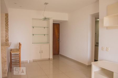 Sala de apartamento para alugar com 2 quartos, 69m² em Barra da Tijuca, Rio de Janeiro