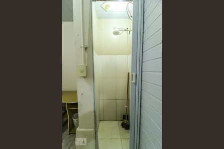 Banheiro de kitnet/studio para alugar com 1 quarto, 25m² em Curicica, Rio de Janeiro