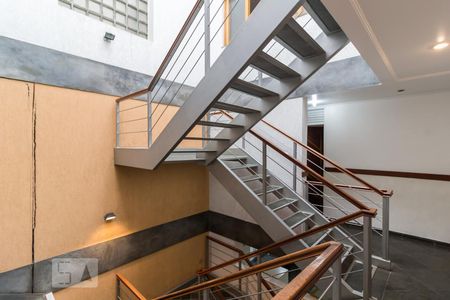 Escada corredor de casa à venda com 4 quartos, 240m² em Vila Anglo Brasileira, São Paulo