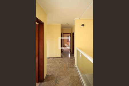 Casa à venda com 270m², 4 quartos e 4 vagas Casa à venda com 270m², 4 quartos e 4 vagasCorredor