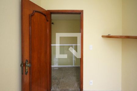 Casa à venda com 270m², 4 quartos e 4 vagas Casa à venda com 270m², 4 quartos e 4 vagasEscritório