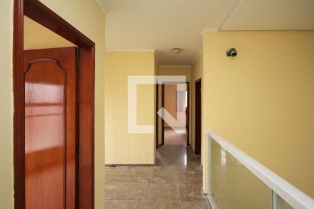 Casa à venda com 270m², 4 quartos e 4 vagas Casa à venda com 270m², 4 quartos e 4 vagasCorredor