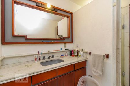 Banheiro de casa à venda com 3 quartos, 300m² em Boa Vista, Porto Alegre