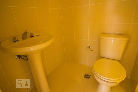 Banheiro do corredor de apartamento para alugar com 2 quartos, 60m² em Cristo Redentor, Porto Alegre