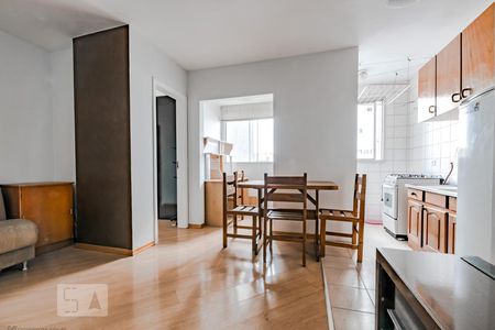 Sala de kitnet/studio para alugar com 1 quarto, 45m² em Centro, Curitiba