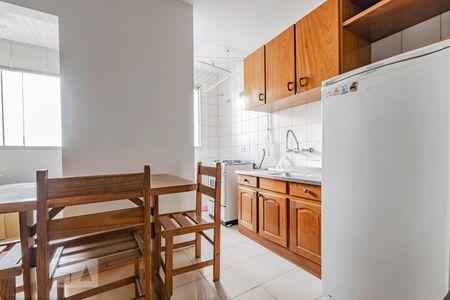 Sala - cozinha de kitnet/studio para alugar com 1 quarto, 45m² em Centro, Curitiba