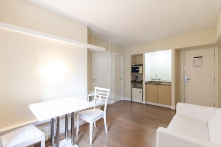 Sala e Cozinha de apartamento para alugar com 1 quarto, 37m² em Centro, Curitiba