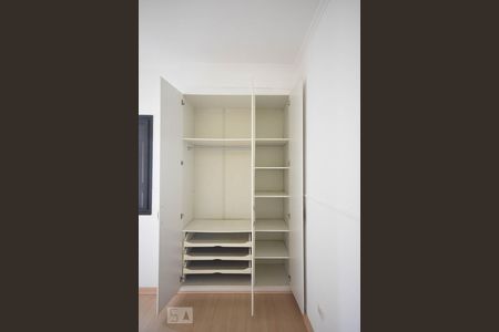 Armário do Quarto 1 de apartamento para alugar com 3 quartos, 122m² em Vila Suzana, São Paulo