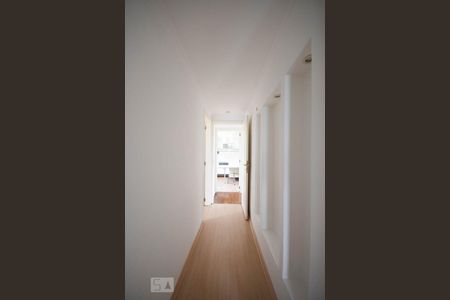 Corredor de apartamento para alugar com 3 quartos, 122m² em Vila Suzana, São Paulo