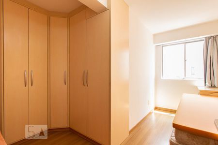 Quarto 1 de apartamento para alugar com 2 quartos, 62m² em Centro, Curitiba