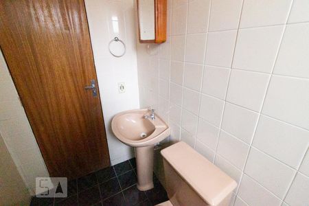 Banheiro de apartamento para alugar com 1 quarto, 33m² em Rebouças, Curitiba