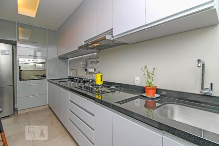 Cozinha de apartamento à venda com 2 quartos, 80m² em Jardim do Salso, Porto Alegre