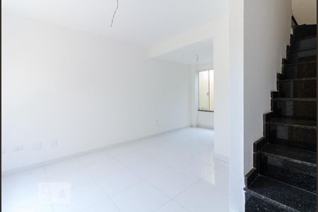 Escadas e Sala  de casa de condomínio para alugar com 2 quartos, 60m² em Vila Alpina, São Paulo