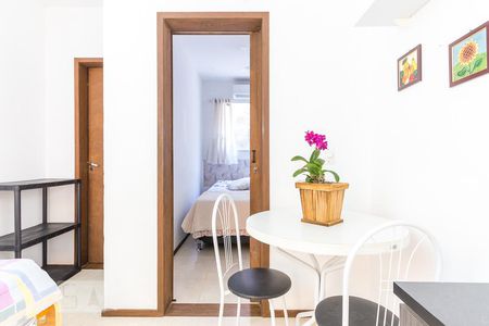 Sala e cozinha de apartamento para alugar com 1 quarto, 23m² em Lagoa da Conceição, Florianópolis