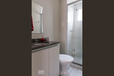 Banheiro de apartamento à venda com 2 quartos, 58m² em Humaitá, Porto Alegre