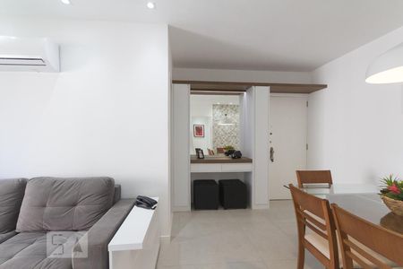 Sala de apartamento para alugar com 1 quarto, 55m² em Barra da Tijuca, Rio de Janeiro