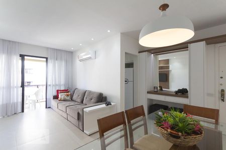 Sala de apartamento para alugar com 1 quarto, 55m² em Barra da Tijuca, Rio de Janeiro