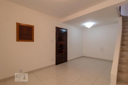 Sala de casa para alugar com 2 quartos, 140m² em Jardim Dinorah, São Paulo