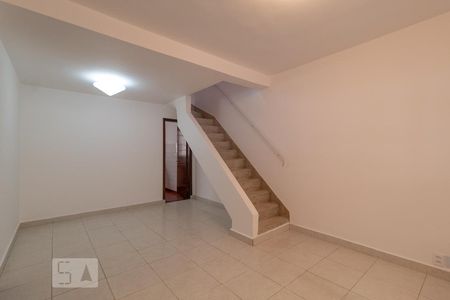 Sala de casa para alugar com 2 quartos, 140m² em Jardim Dinorah, São Paulo