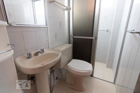 Banheiro de apartamento para alugar com 1 quarto, 40m² em Centro, Curitiba