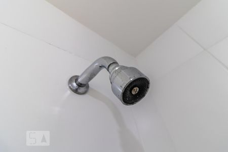 Detalhe do Banheiro do Corredor de apartamento para alugar com 2 quartos, 68m² em Jardim Tupanci, Barueri