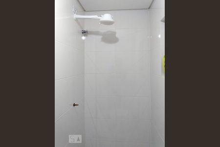 Banheiro de kitnet/studio para alugar com 1 quarto, 23m² em Centro, Curitiba