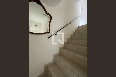 Casa à venda com 283m², 4 quartos e 2 vagas Casa à venda com 283m², 4 quartos e 2 vagasEscada