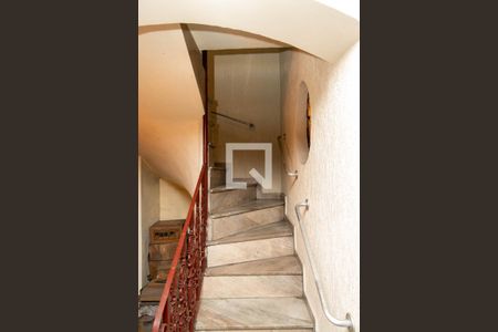 Casa para alugar com 403m², 3 quartos e 4 vagas Casa para alugar com 403m², 3 quartos e 4 vagasEscada