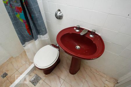 Banheiro de kitnet/studio para alugar com 1 quarto, 25m² em Laranjeiras, Rio de Janeiro