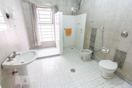 Banheiro 01 de casa à venda com 3 quartos, 200m² em Lapa, São Paulo