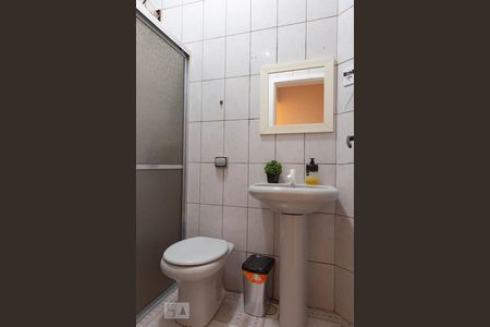 Banheiro de apartamento à venda com 2 quartos, 50m² em Petrópolis, Porto Alegre